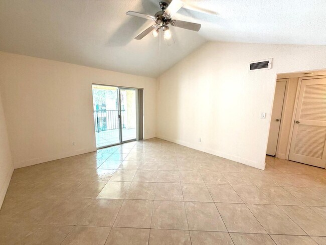 Building Photo - 755 Riverside Dr
