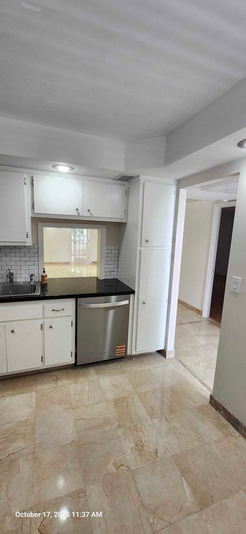 Building Photo - Spacious 1 Bed + Den | 1.5 Bath Apartment ...