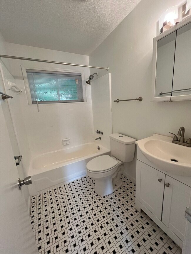 Building Photo - Adorable 2 Bed 1 Bath Available NOW!
