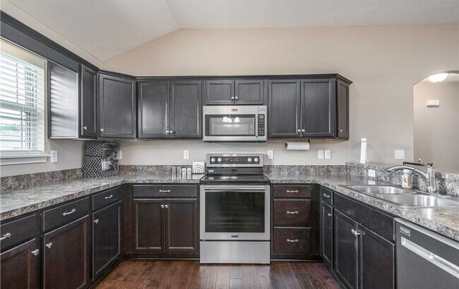 Building Photo - 3BR/2BA Home with Two Car Garage, Fenced B...