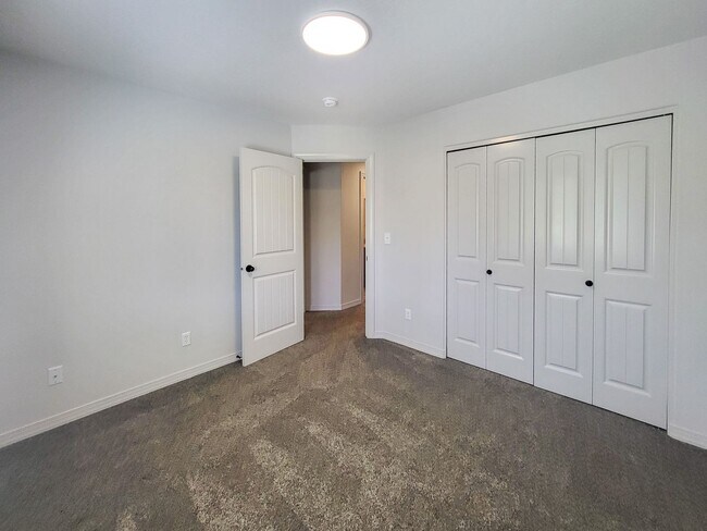 Building Photo - 407-409 Madrona Ave SE