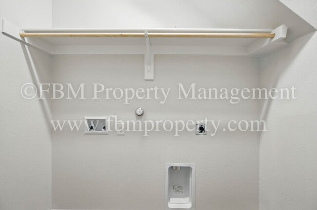Building Photo - 2121 Luna Dr