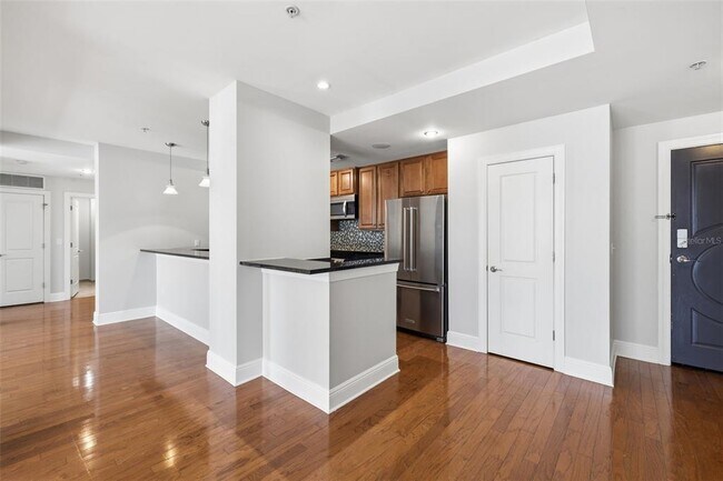 Building Photo - 1227 E Madison St