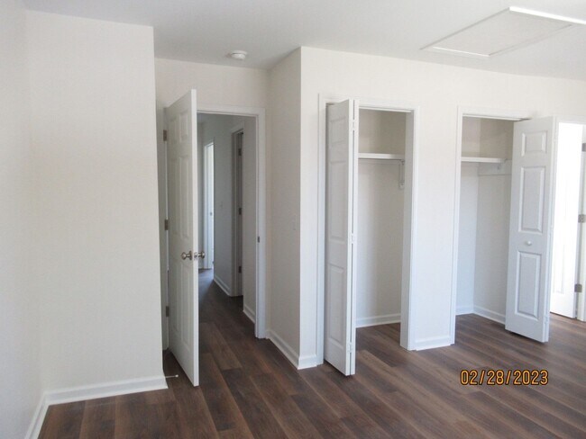 Building Photo - Newly Renovated- 2 bedroom, 2 bathroom apartment-Willow Run Apartments