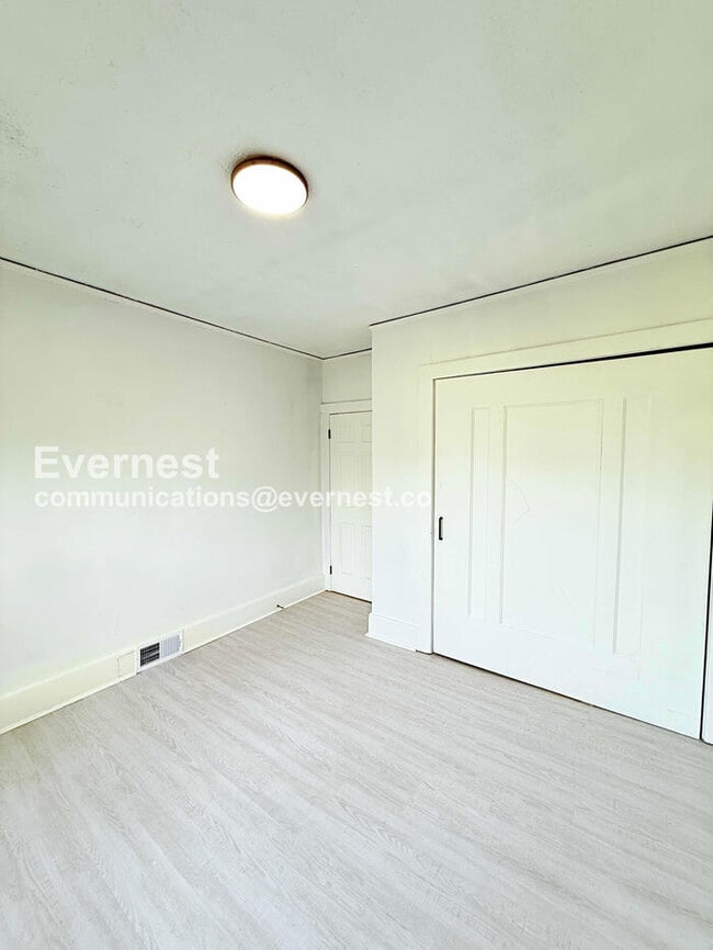 Building Photo - 3 Bed/1 Bath Home with Laundry Hookups / Pet-Friendly / Vouchers Accepted / Available Soon!