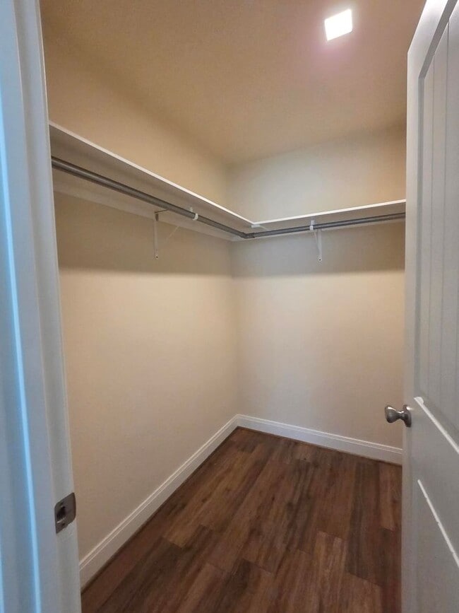 Building Photo - FOR LEASE!! Great location!