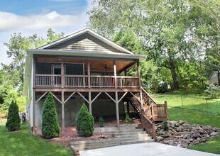 Building Photo - Newer Construction Close to Downtown Asheville