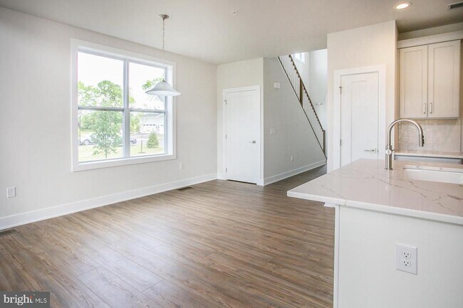 Building Photo - 665 Levering St