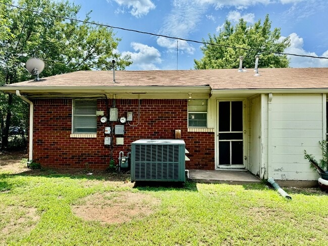 Building Photo - 528 N Baumann Ave