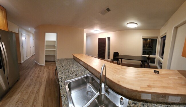 Building Photo - 5 bed 3.5 bath home close to campus!