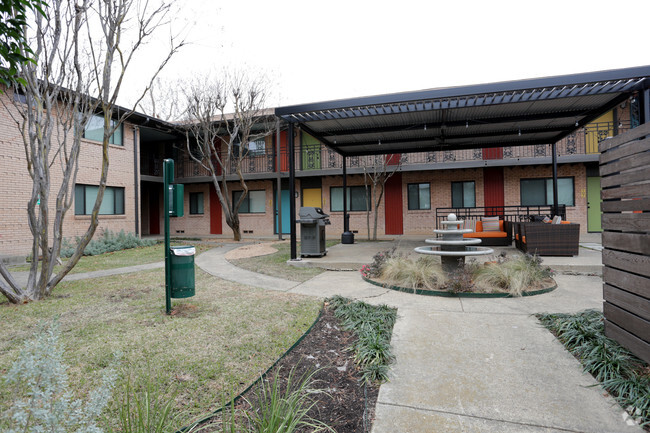 Primary Photo - Live Oaks Apartments