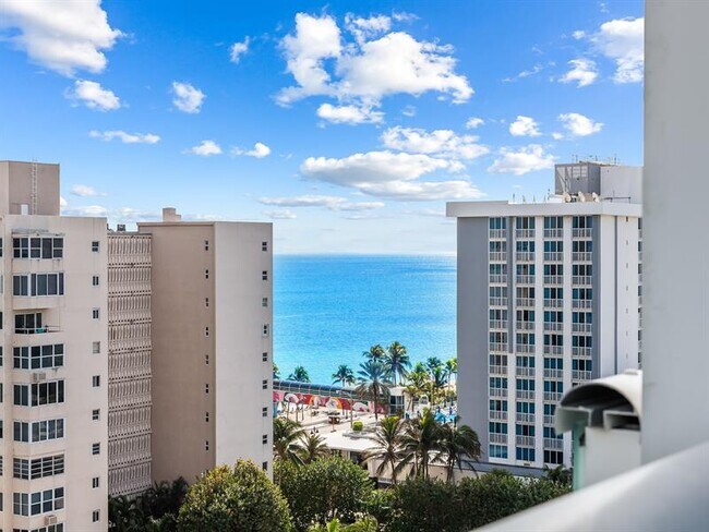 Building Photo - 3101 Bayshore Dr