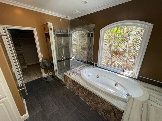 Building Photo - 19077 Oriente Dr