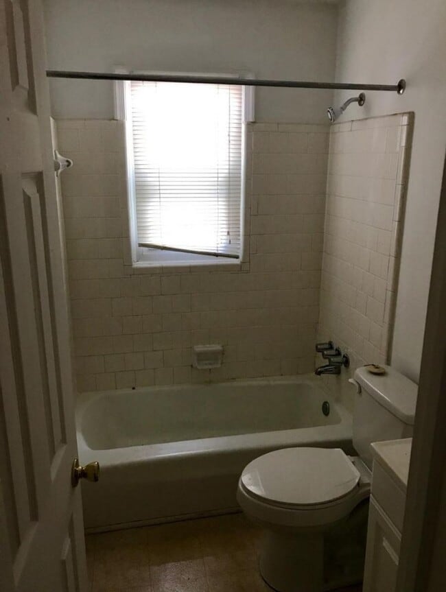 Building Photo - 3 bedroom house on quiet dead end! All ele...