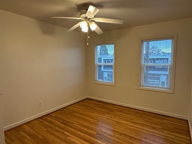 Building Photo - Spacious Top Floor 2 Bed, 1 Bath Vintage Gem!