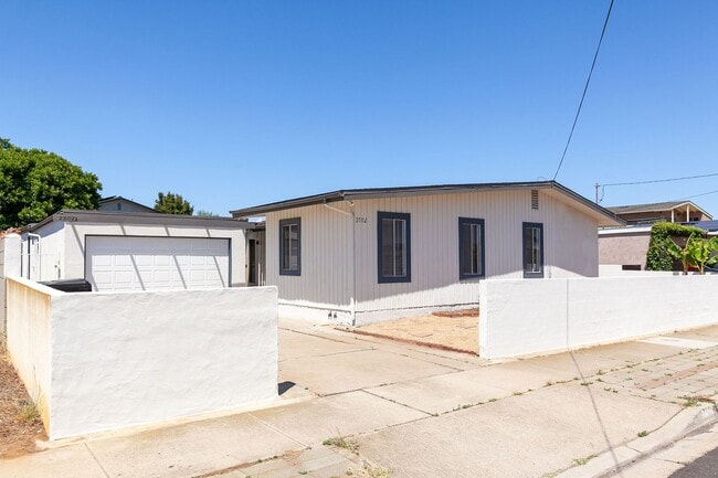 Building Photo - 4 Bedroom Home in Bay Park with Office and...