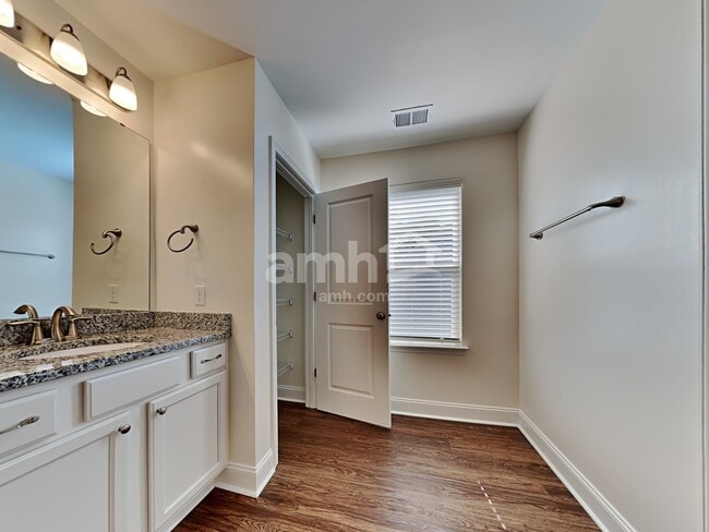 Building Photo - 984 Theodore Rd