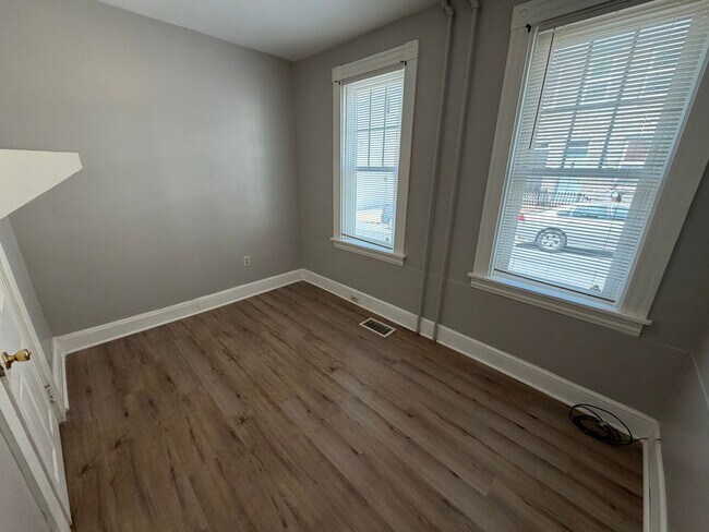 Building Photo - 538 W Vine St