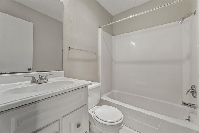 Building Photo - 8904 Pineridge Dr