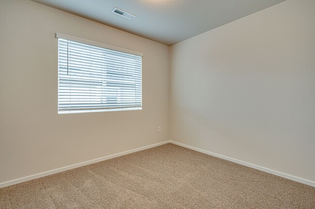 Building Photo - Beautiful Three Bedroom in Taverner Ridge!