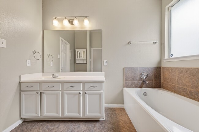 Building Photo - 6431 Applewood Forest Dr