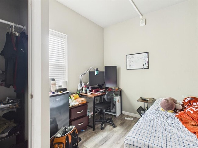 Building Photo - 911 W 22nd St