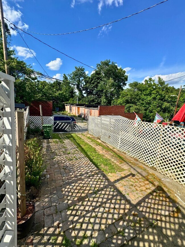 Building Photo - 548 Radnor Ave