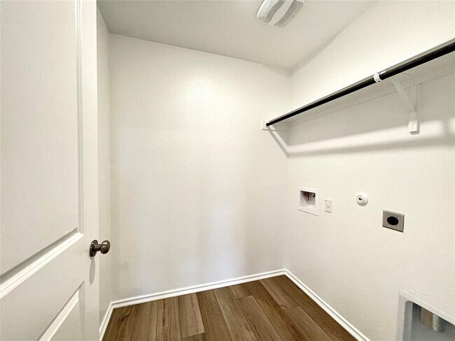 Building Photo - 431 Sebring Cir