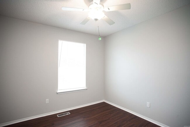 Building Photo - 2209 Lakeshore Dr