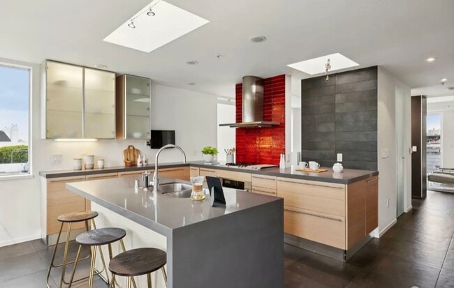 Building Photo - One-of-a-Kind Sophisticated Top-Floor Cond...