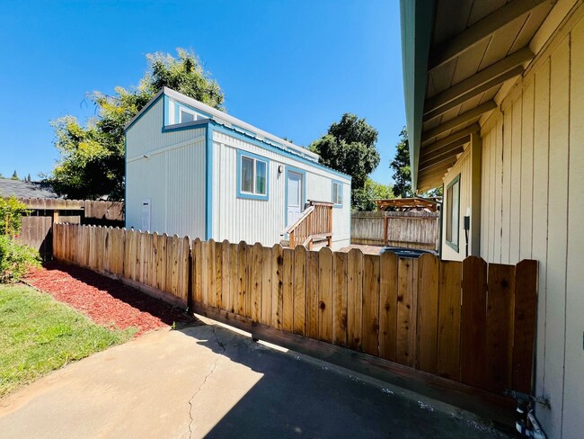 Building Photo - Charming 3 bed/2 bath with detached unit 1...