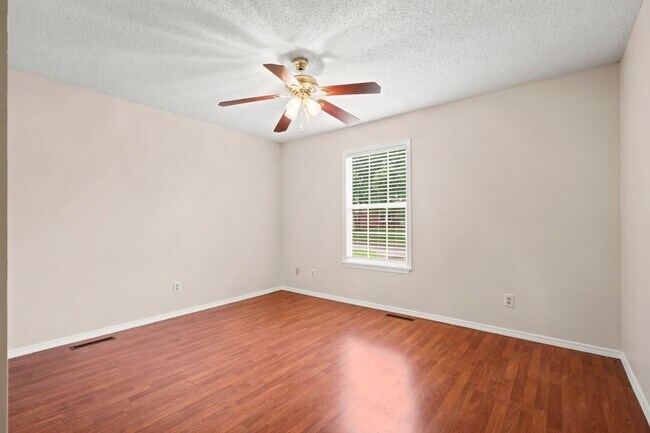 Building Photo - 511 E Dyann Dr