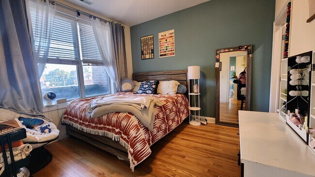 Building Photo - 918 W Belmont Ave