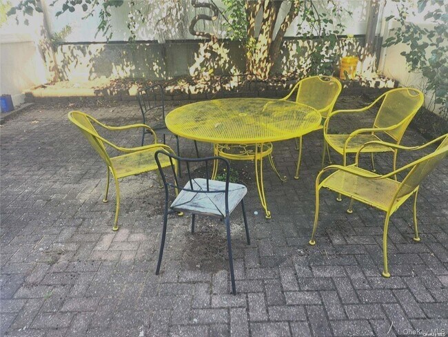 Building Photo - 82-74 Country Pointe Cir