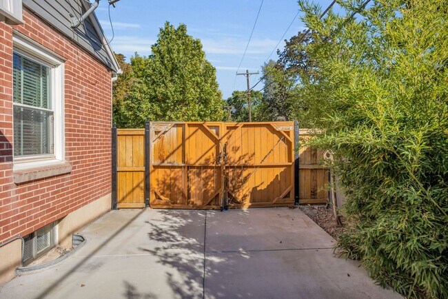 Building Photo - Stunning Single Family Home In Excellent L...