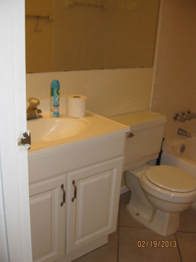 Building Photo - Centerally located close to downtown