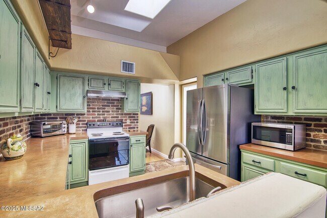 Building Photo - 10201 N Hatteras Pl