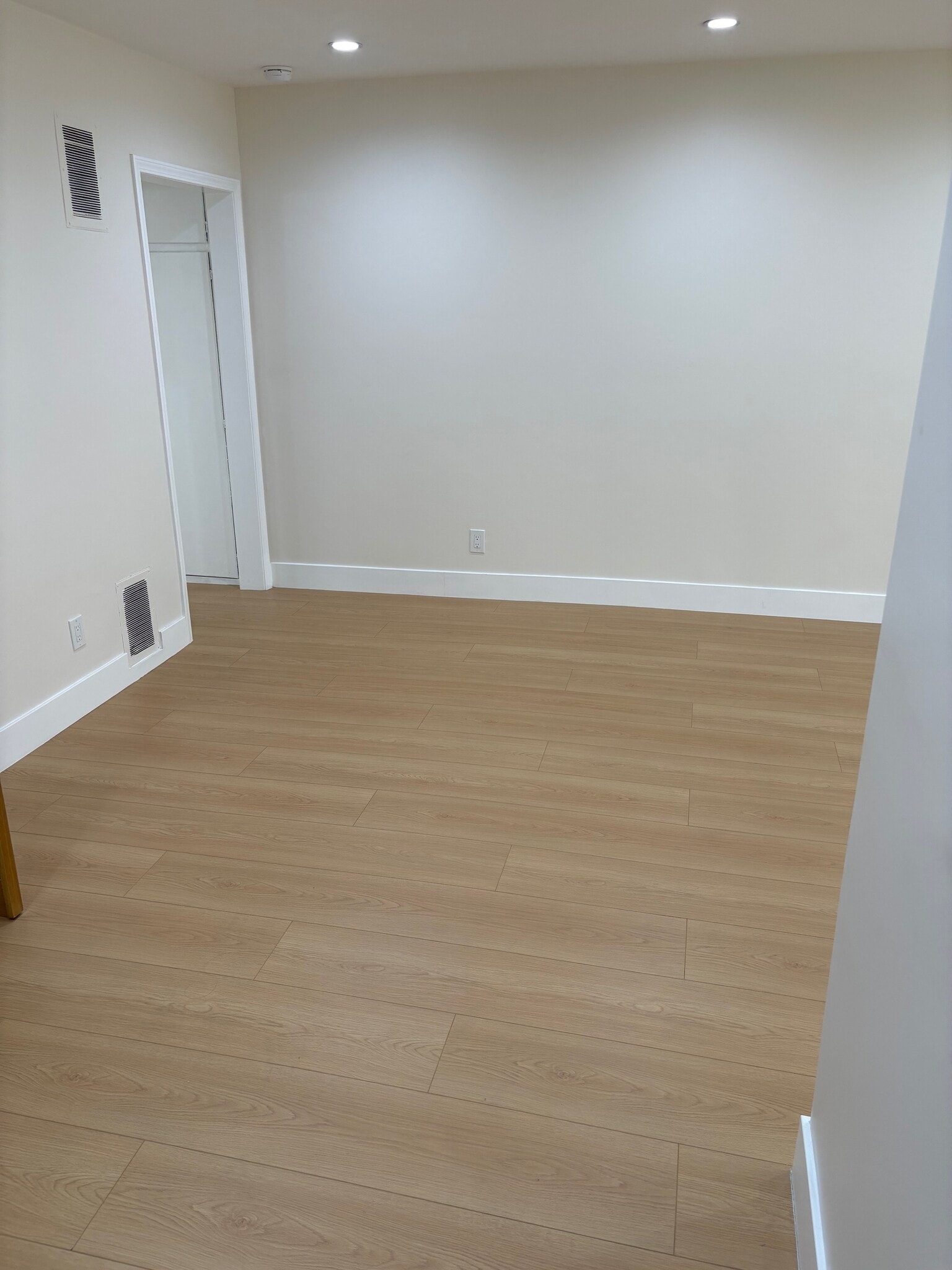 Building Photo - 1242 N New Hampshire Ave