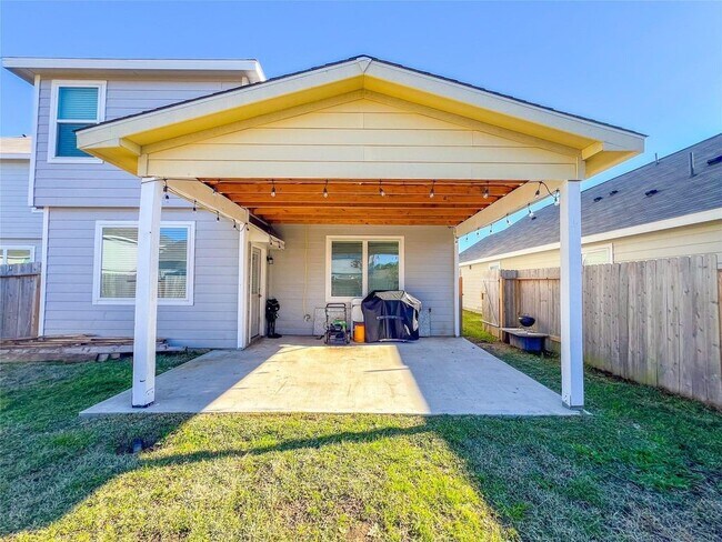 Building Photo - 2221 Middle Rdg Dr