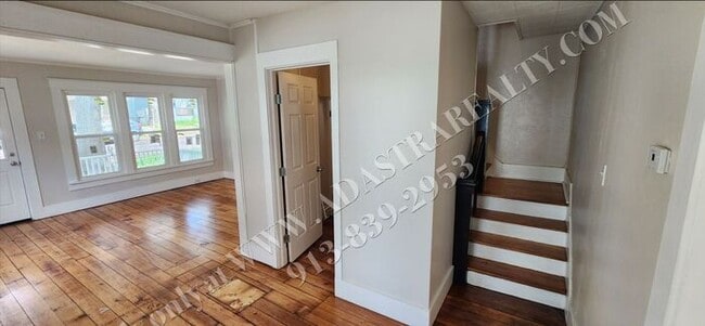 Building Photo - Large 2-story 4 Bed 1.5 Bath Home in Leave...