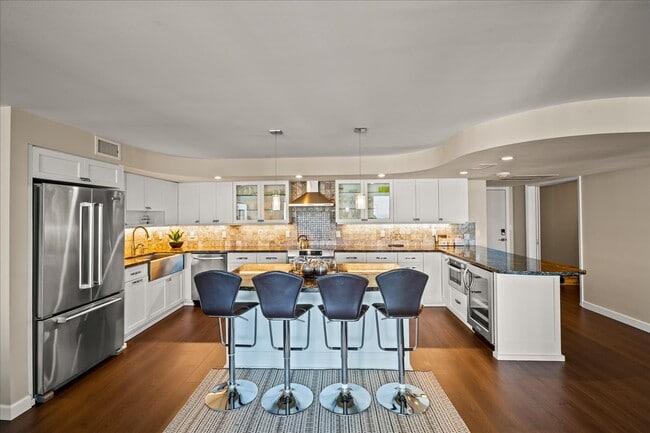 Building Photo - La Mer Condo