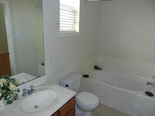 Building Photo - 4731 Montclair Hill Ln
