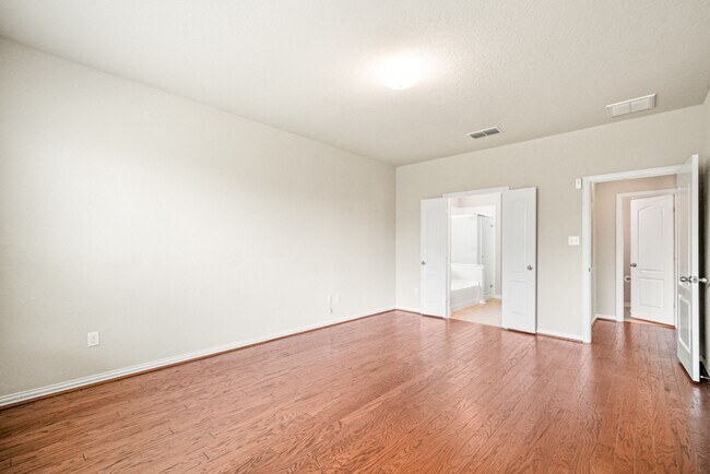 Building Photo - New Braunfels Beauty with plenty of SPACE!