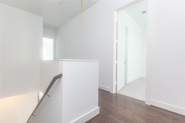 Building Photo - 5868 E Post Oak Ln