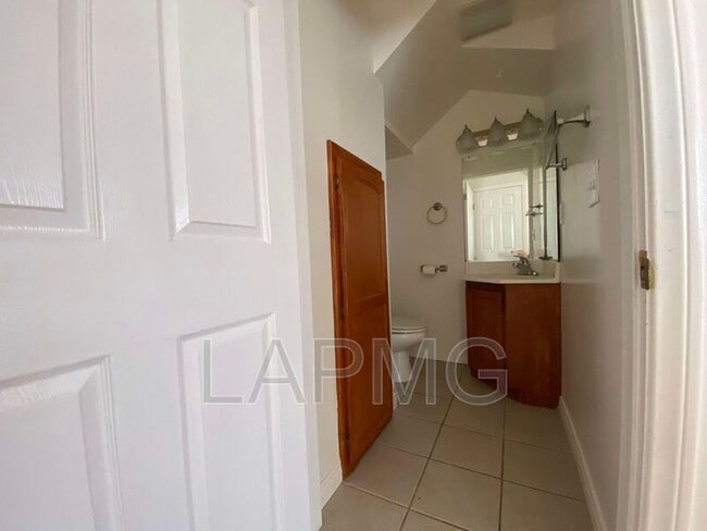 Building Photo - 762 W 21st St