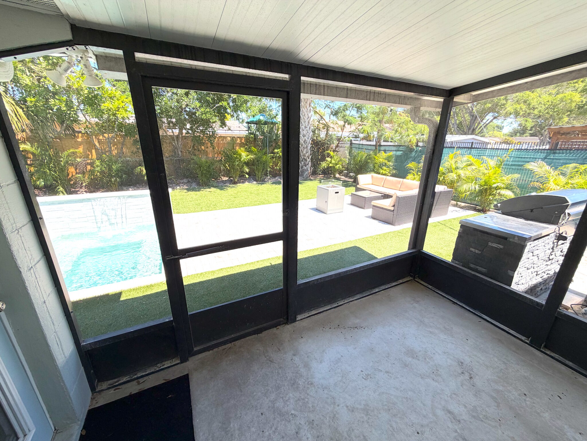 Building Photo - 5813 26th Ave N