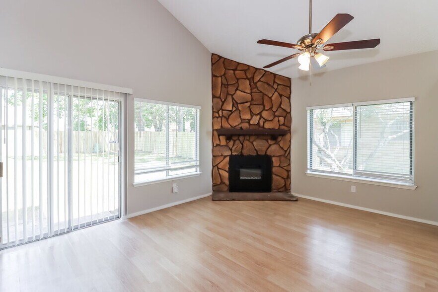 Building Photo - 15818 Gatebriar Dr