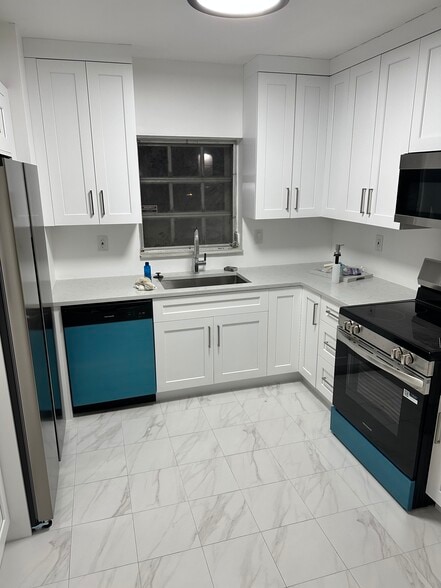 kitchen - 3115 N Palm Aire Dr