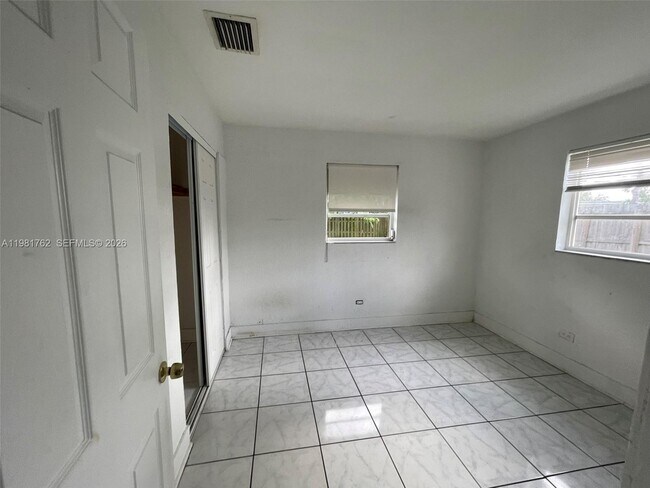 Building Photo - 5751 SW 38th Ct