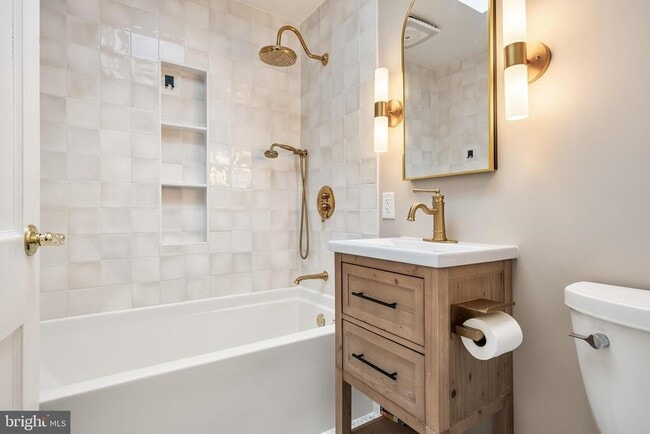 Building Photo - 113 W Albertson Ave